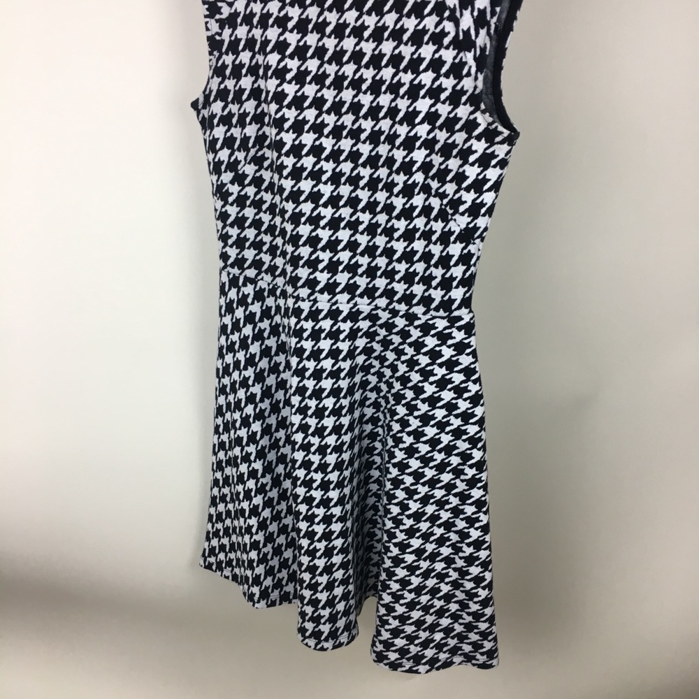 H&M dress black and white size (S)